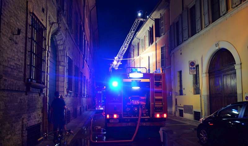 Fiamme in un appartamento di via Pozzo