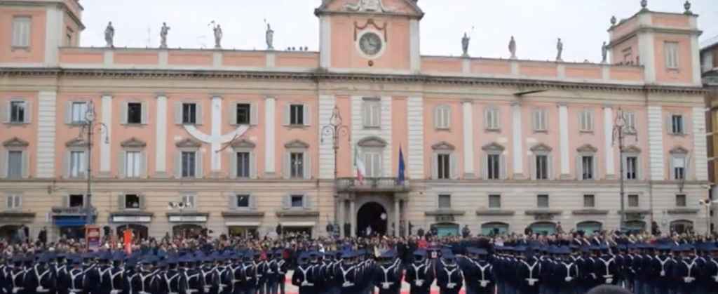 Chiede di sposarla alla cerimonia di giuramento